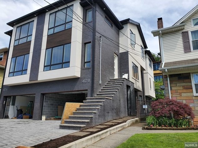 412 4th St #a, Palisades Park, NJ 07650