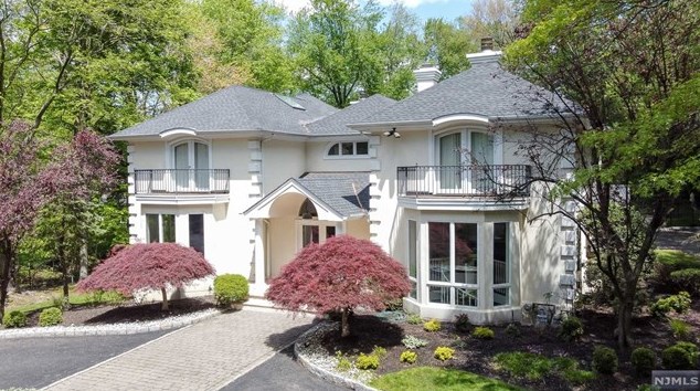 2 Lambs Ln, Cresskill, NJ 07626