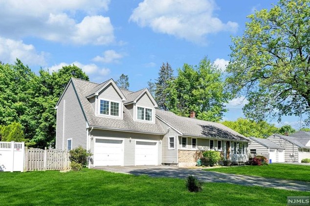 9 Prescott Rd, Ho Ho Kus, NJ 07423