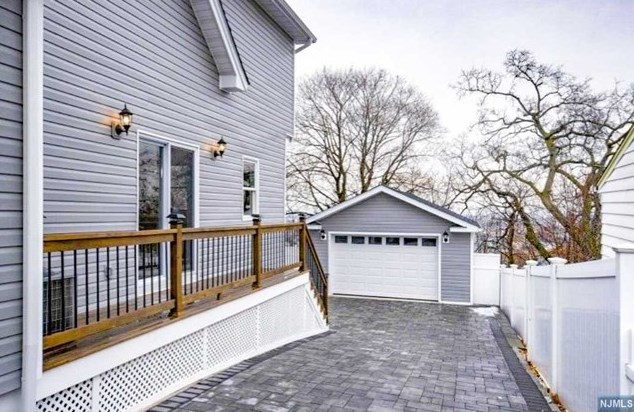 407 5th St, Carlstadt, NJ 07072-1237