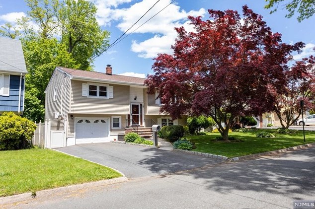 17 New Jersey Ave, Bergenfield, NJ 07621-1324