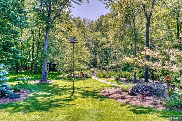 11 Gloria Dr, Allendale, NJ 07401