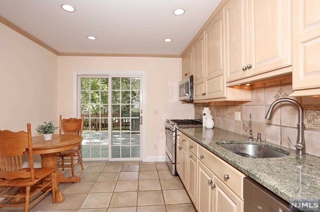 150 Knickerbocker Ave, Hillsdale NJ  07642-1856 exterior