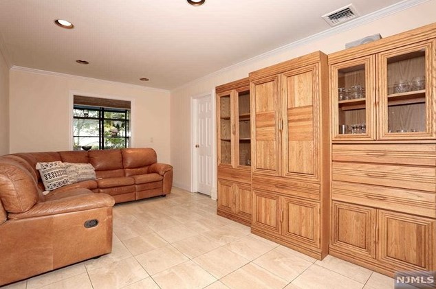 150 Knickerbocker Ave, Hillsdale NJ  07642-1856 exterior