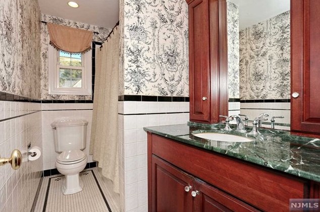 150 Knickerbocker Ave, Hillsdale NJ  07642-1856 exterior