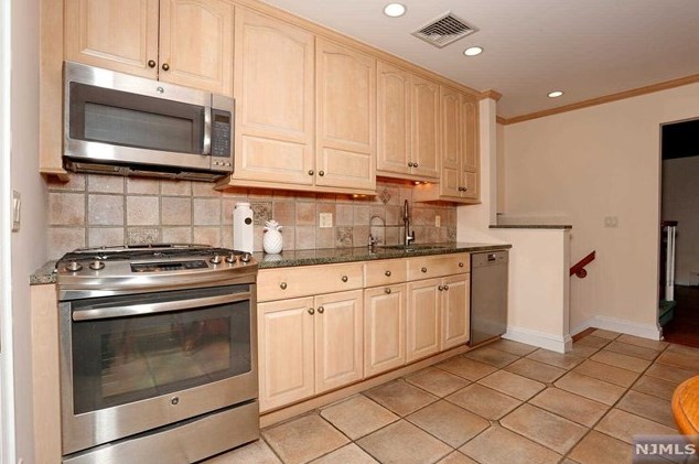 150 Knickerbocker Ave, Hillsdale NJ  07642-1856 exterior