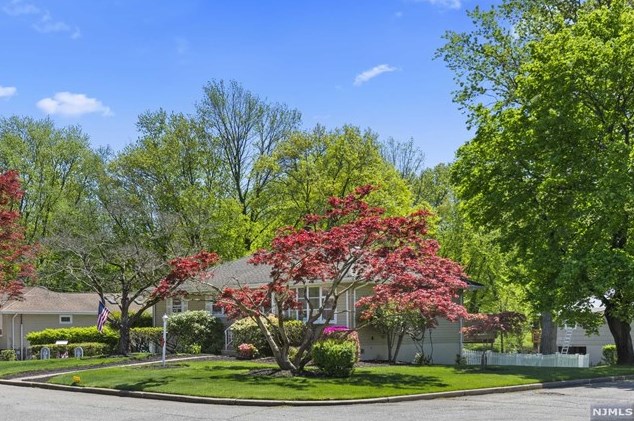269 Ramapo St, Pompton Falls, NJ 07442-1623