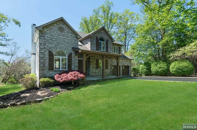 23 Pierson Ct, Mahwah, NJ 07430