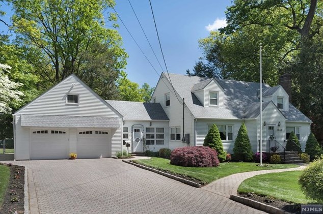 1042 Woodland Ave, Oradell, NJ 07649