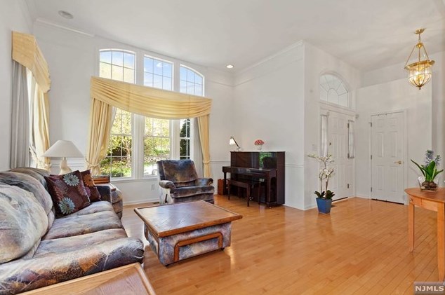 9 Highland Cross, Oakland, NJ 07436