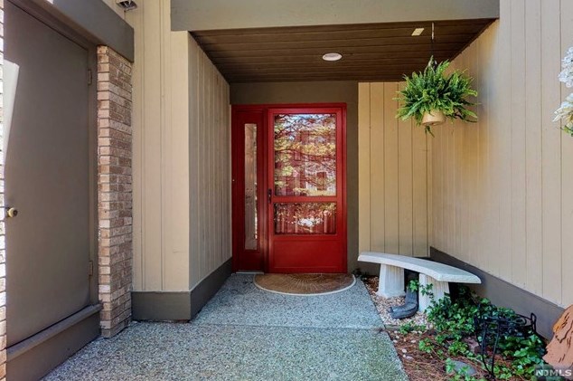 23 Whitman Ln, Mahwah, NJ 07430