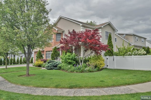 15 Crescent Rd, Wallington, NJ 07057-1643
