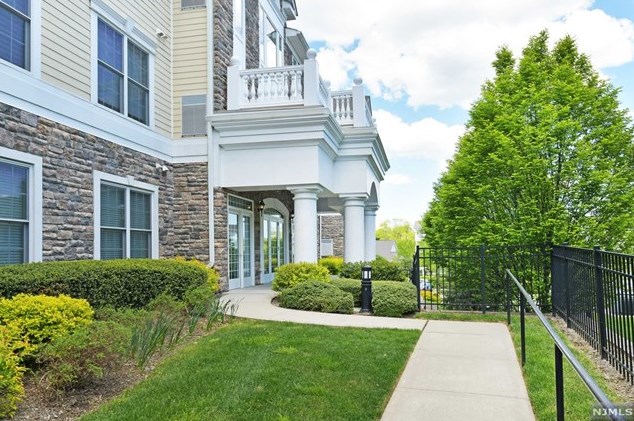 308 Four Seasons Ln, Montvale, NJ 07645