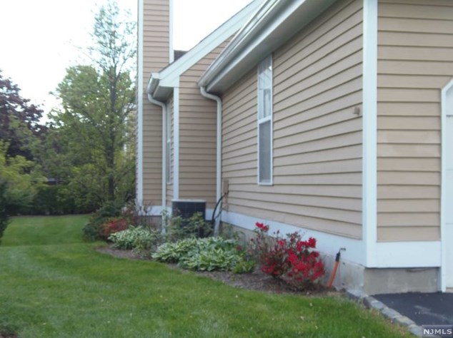 225 Crescenzi Ct, Town Center, NJ 07052