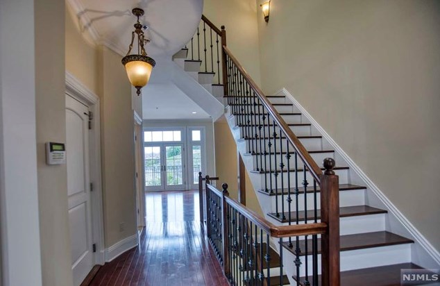 17 Moorings Ln, Edgewater, NJ 07020
