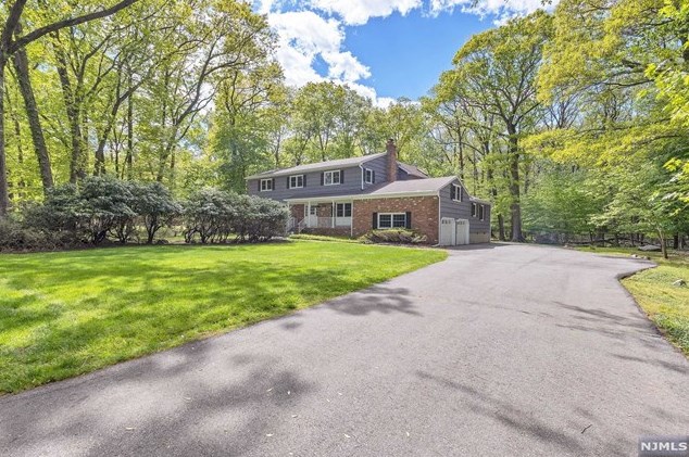 25 Old Oak Dr, Mahwah, NJ 07430