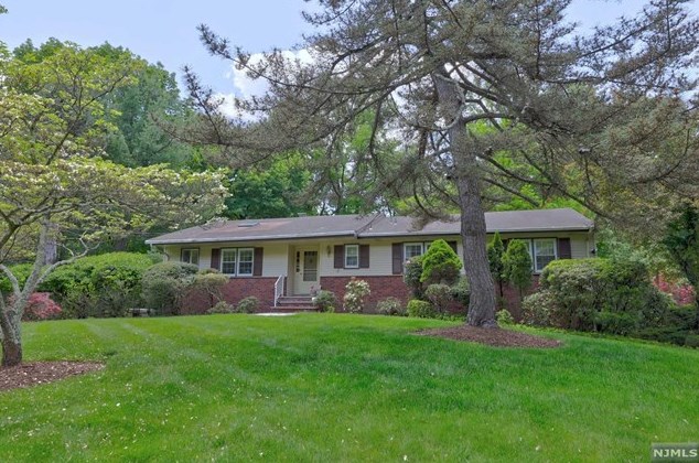 28 Winding Way, Upper Saddle River, NJ 07458
