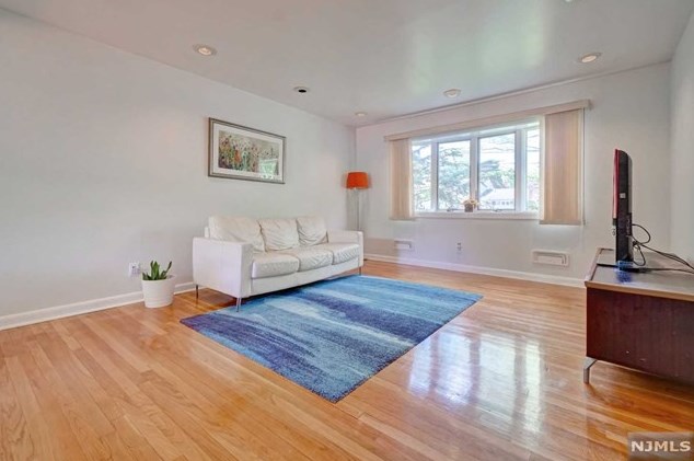 754 Arbor Rd, Paramus, NJ 07652-4029