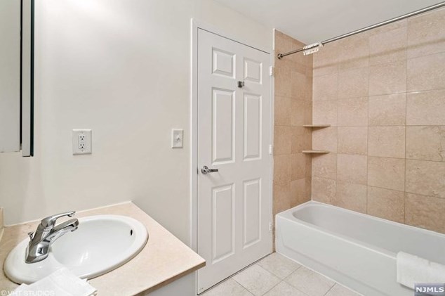 100 Old Palisade Rd, West Fort Lee NJ  07024-7064 exterior