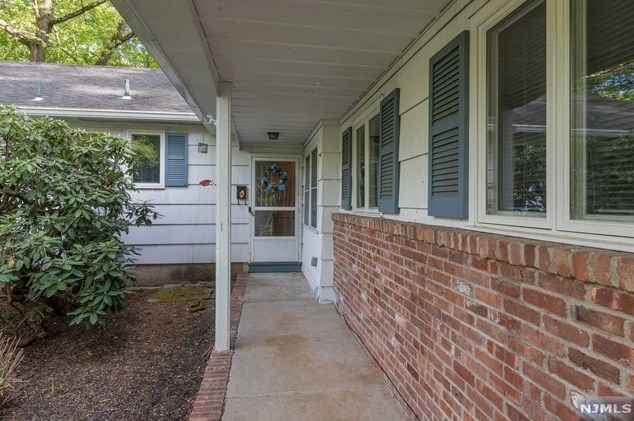2 Carteret Rd, Allendale, NJ 07401-1823