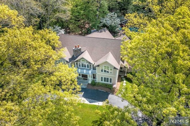 337 Shore Dr, Wyckoff, NJ 07481-2433