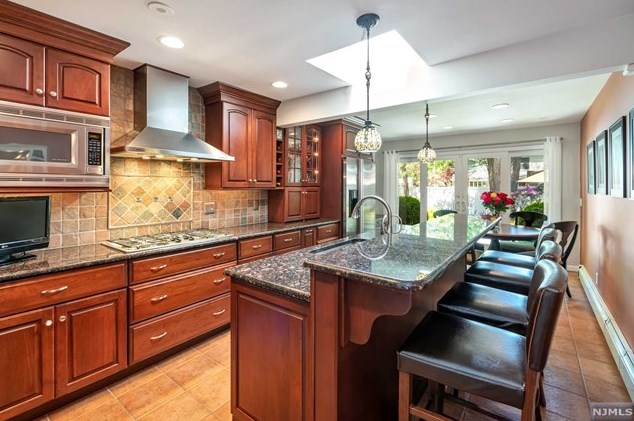 25 Cathy Ln, Waldwick, NJ 07463-1203