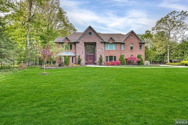302 Nicolas Ct, Franklin Lakes, NJ 07417
