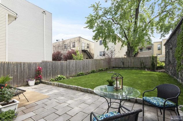 327 St, West New York NJ  07093-2415 exterior