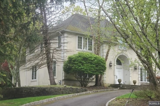 10 Sunflower Dr, Upper Saddle River, NJ 07458