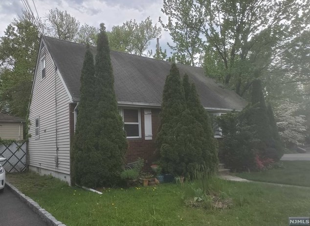 2 Willow St, Elmwood Park, NJ 07407-1838