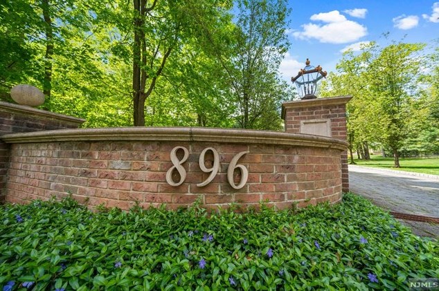 896 Colonial Rd, Franklin Lakes, NJ 07417