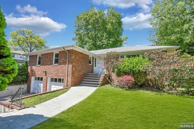 30 Pearl St, Dumont, NJ 07628