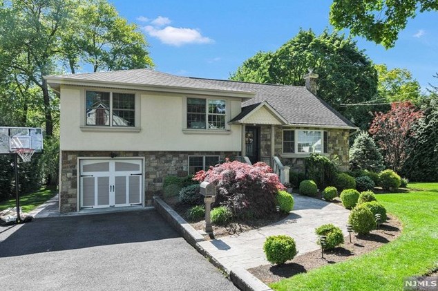355 Corona Pl, Ridgewood, NJ 07450