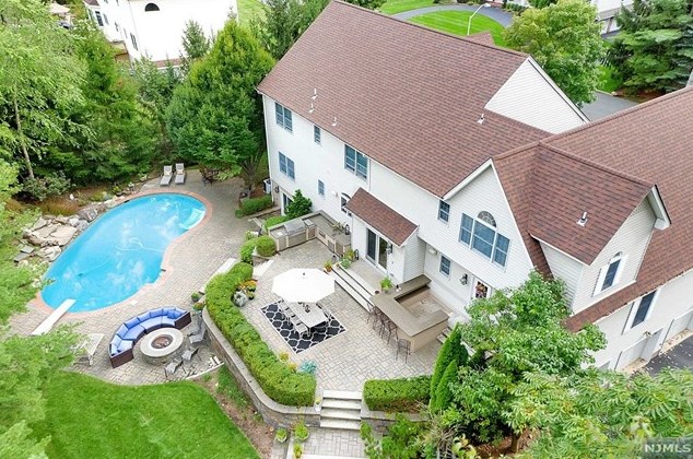 36 Howard St, Wyckoff, NJ 07481-3327