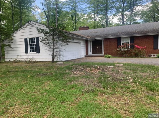69 Grandview Ave, Upper Saddle River, NJ 07458
