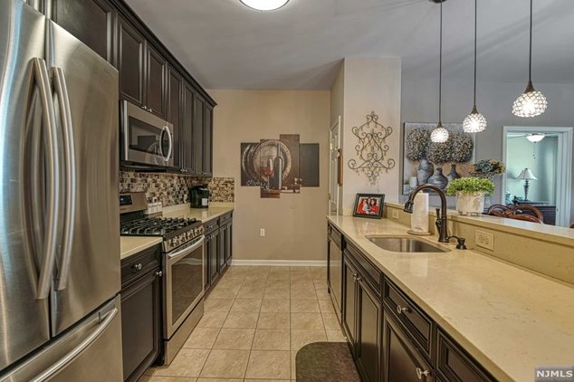 522 Bushes Ln, Elmwood Park, NJ 07407