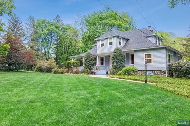 735 Crescent Ave, Allendale, NJ 07401-2107