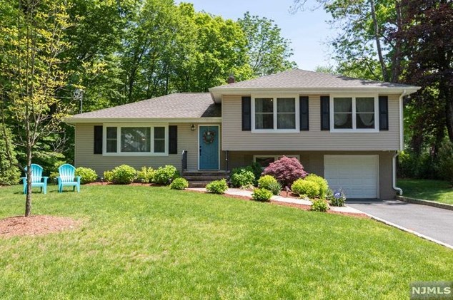 14 Glen Ln, Hillsdale, NJ 07642-1209