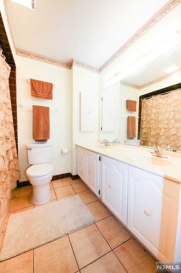 520 Teal Plz, Secaucus NJ  07094-2218 exterior