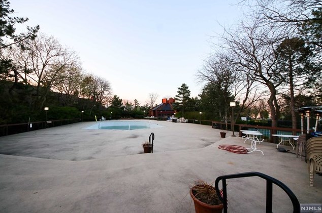520 Teal Plz, Secaucus NJ  07094-2218 exterior