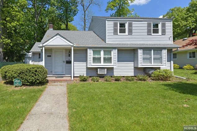 89 Crescent Ave, Wyckoff, NJ 07481-2703