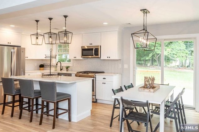 261 Vitmar Pl, Park Ridge NJ  07656-2406 exterior