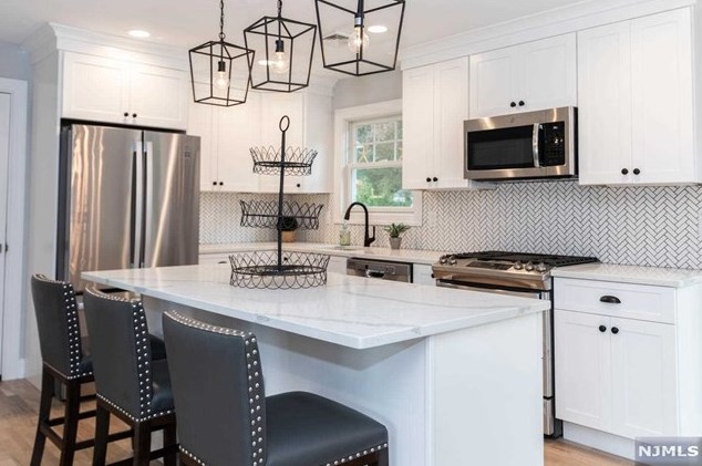 261 Vitmar Pl, Park Ridge NJ  07656-2406 exterior