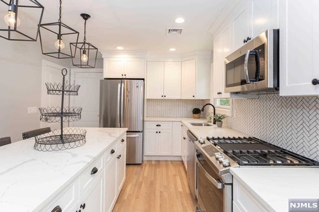 261 Vitmar Pl, Park Ridge NJ  07656-2406 exterior