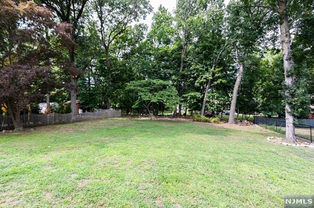 261 Vitmar Pl, Park Ridge NJ  07656-2406 exterior