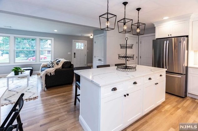 261 Vitmar Pl, Park Ridge NJ  07656-2406 exterior