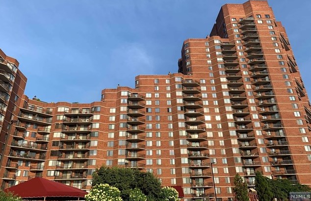 1605 Harmon Cove Tower, Secaucus, NJ 07094
