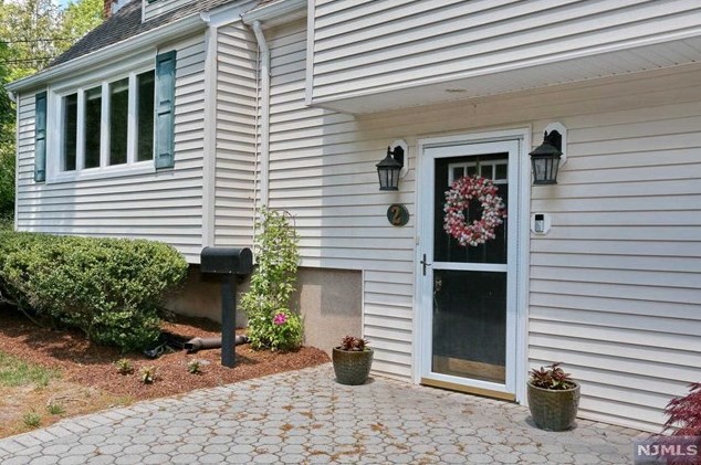 2 Erold Ct, Allendale, NJ 07401