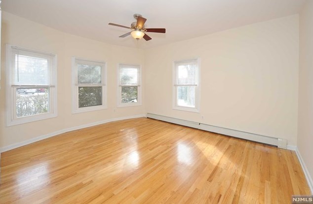 21 Prospect St, Midland Pk, NJ 07432