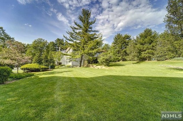 195 Wind Hollow Ct, Mahwah, NJ 07430